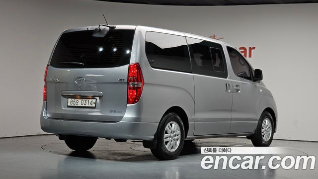 Hyundai Starex 5-Seater VAN — photo 1 of 30