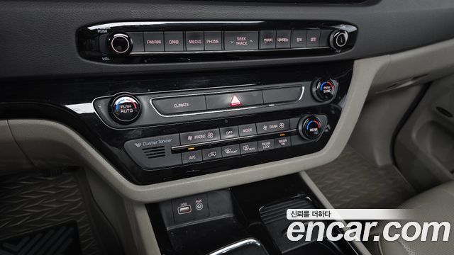 Kia Canival Gasoline 7-seater Limousine — photo 1 of 33