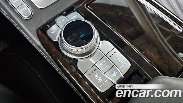 Genesis G90 3.8 — photo 1 of 35