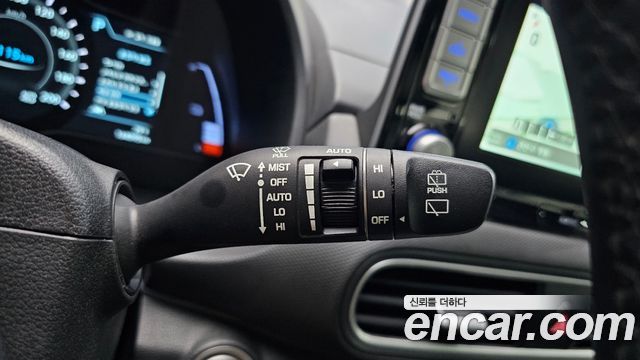 Hyundai Kona Premium — photo 1 of 30