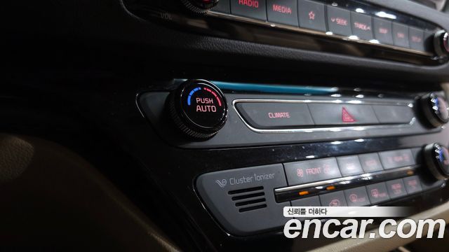 Kia Canival 9-Seater Prstige — photo 1 of 36
