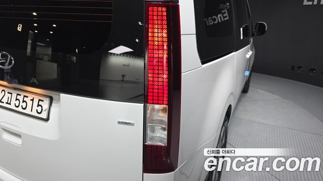 Hyundai Staria 4WD Tourer 11-Seater — photo 1 of 31