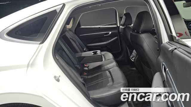 Hyundai Sonata 2.0 — photo 1 of 33