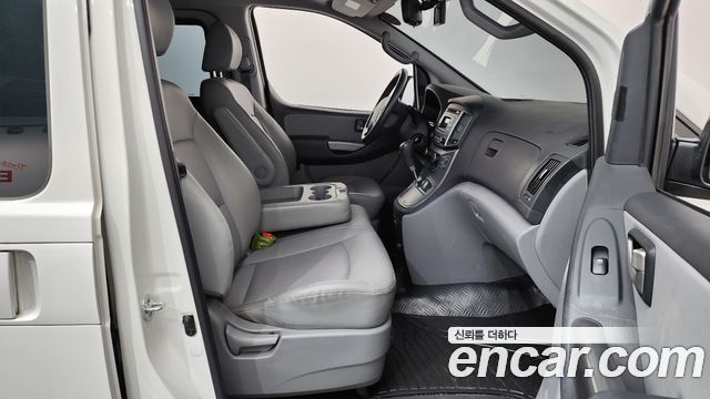 Hyundai Starex 4WD Wagon 12-Seater — photo 1 of 31
