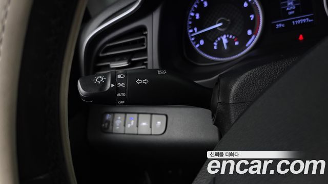 Hyundai AVANTE 1.6 — photo 1 of 33