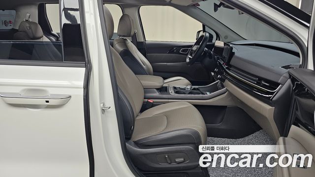 Kia Canival Diesel 9-Seater Gravity — photo 1 of 35