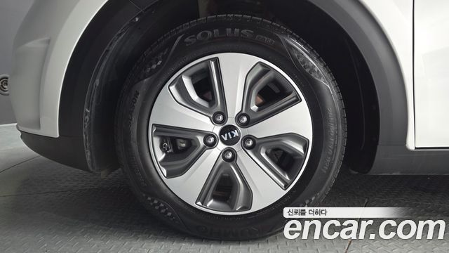 Kia Niro Prestige — photo 1 of 31