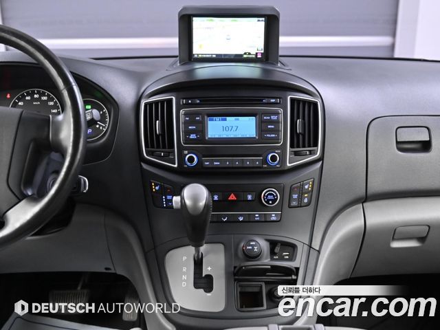 Hyundai Starex 4WD 12-Seater Wagon — photo 1 of 20