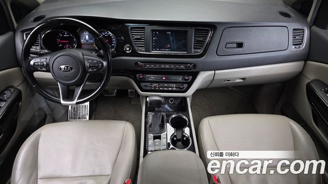 Kia Canival 9-Seater Prstige — photo 1 of 20