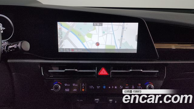 Kia Niro Earth — photo 1 of 33