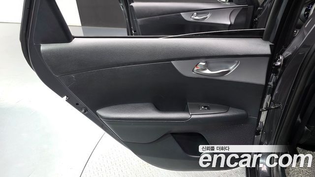 Kia K3 1.6 — photo 1 of 30