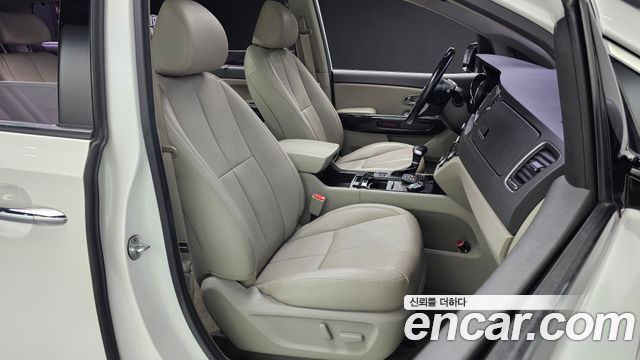 Kia Canival 7-seater Limousine — photo 1 of 20