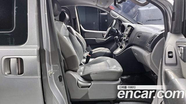 Hyundai Starex 11-Seater Wagon — photo 1 of 20