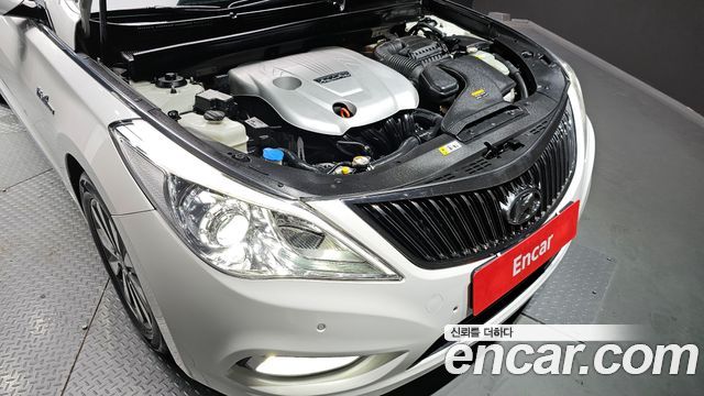 Hyundai Grandeur Premium — photo 1 of 20