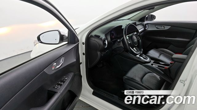 Kia K3 1.6 — photo 1 of 20