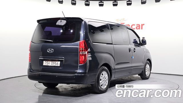 Hyundai Starex 11-Seater Wagon — photo 1 of 20