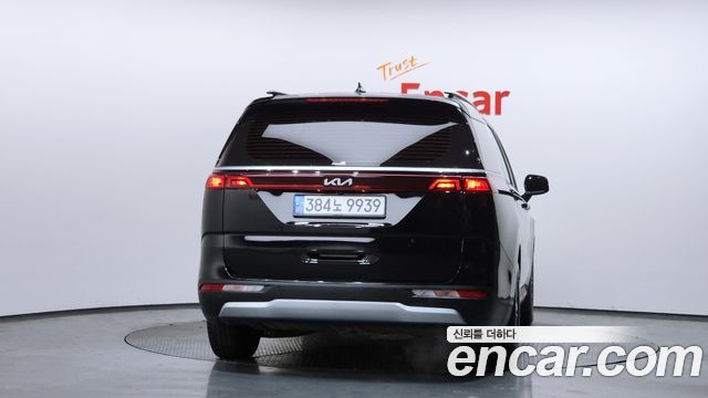 Kia Canival Gasoline 9-Seater Prestige — photo 1 of 20