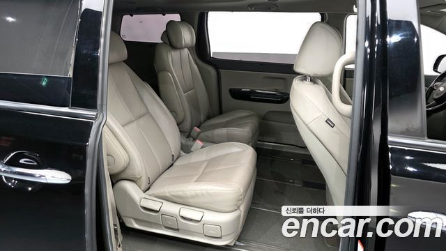 Kia Canival 7-seater Limousine — photo 1 of 20