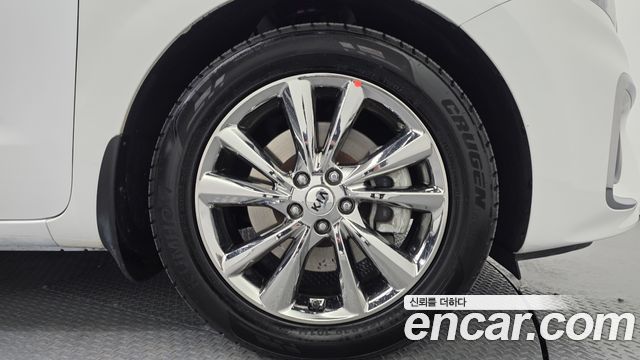 Kia Canival 7-Seater Limousine — photo 1 of 20