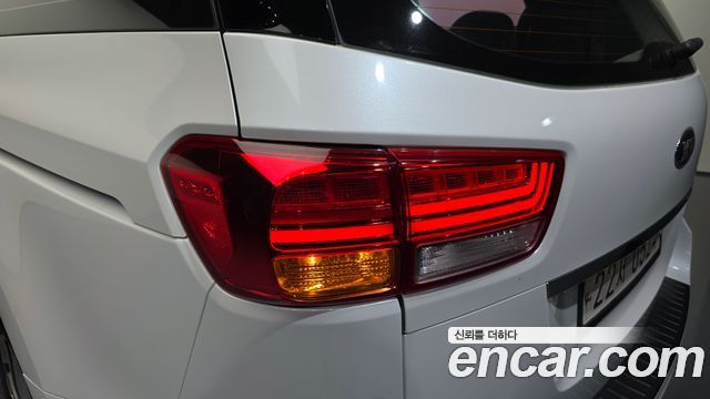 Kia Canival 9-seater Prestige — photo 1 of 37