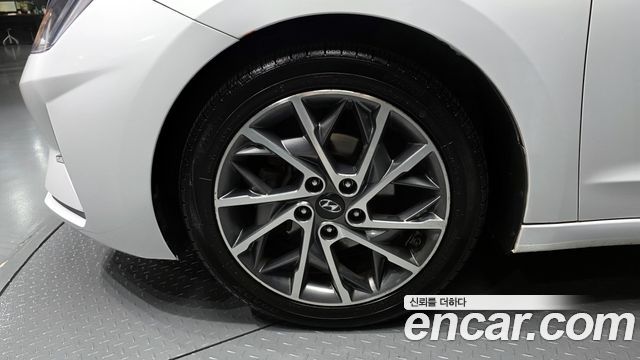 Hyundai AVANTE 1.6 — photo 1 of 31