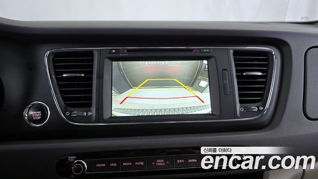 Kia Canival 9-seater Luxury — photo 1 of 32