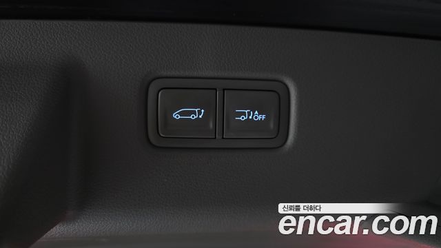 Hyundai Staria 4WD Lounge 9-Seater — photo 1 of 20