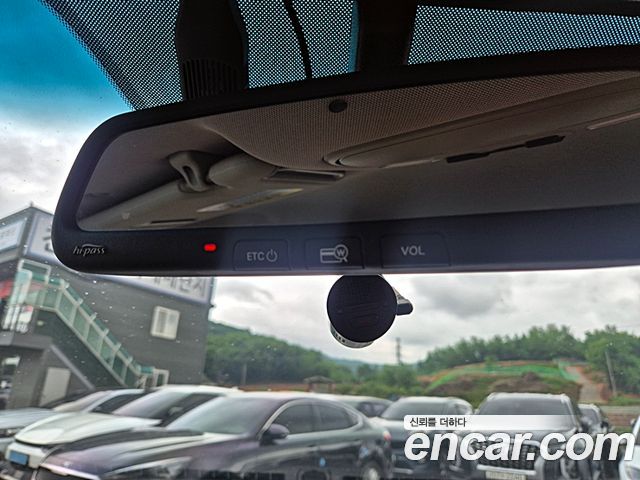 Kia Canival 9-seater Prestige — photo 1 of 20