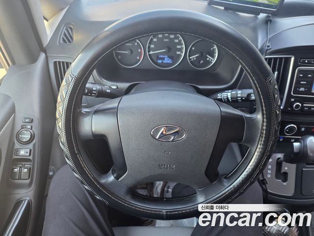 Hyundai Starex 12-Seater Wagon — photo 1 of 20