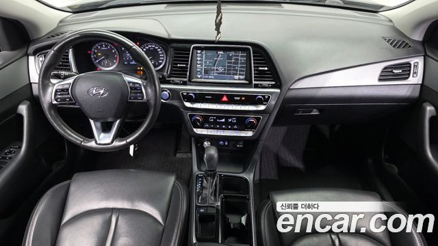 Hyundai Sonata 2.0 Smart — photo 1 of 20