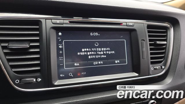 Kia Canival 7-seater Hi-limousine — photo 1 of 31