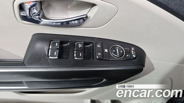 Kia Canival 9-Seater Luxury — photo 1 of 31