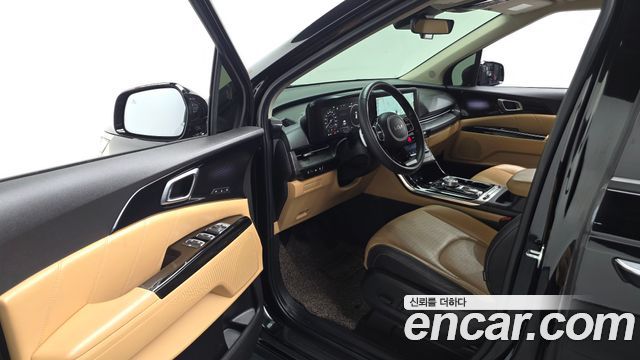 Kia Canival Diesel 9-Seater Signature — photo 1 of 40