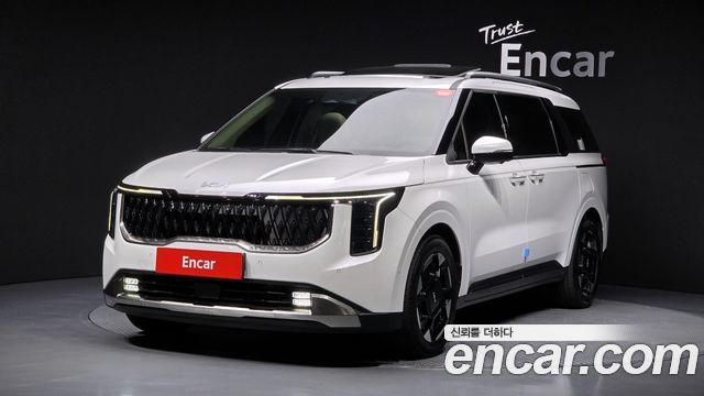 Kia Canival Diesel 7-Seater Signature — photo 1 of 37