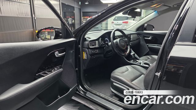 Kia Niro Prestige — photo 1 of 20