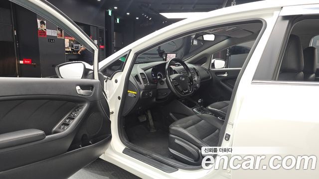 Kia K3 Trendy — photo 1 of 30