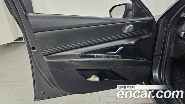 Hyundai AVANTE 1.6 — photo 1 of 31