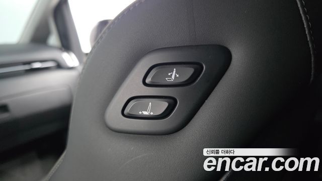Hyundai Staria Lounge 9-Seater — photo 1 of 31