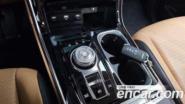 Kia Canival Gasoline 9-Seater Signature — photo 1 of 37