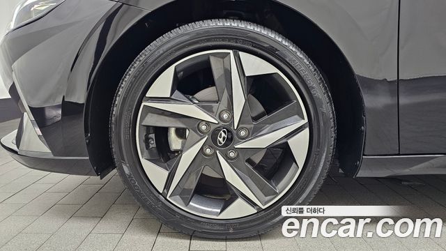 Hyundai AVANTE 1.6 — photo 1 of 32