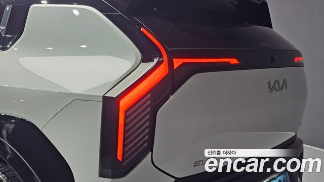 Kia EV3 Standard 2WD — photo 1 of 40