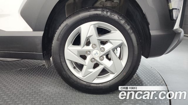 Hyundai Kona Premium — photo 1 of 31
