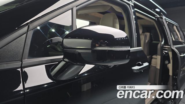 Kia Canival Gasoline 7-Seater Hi Limousine — photo 1 of 33