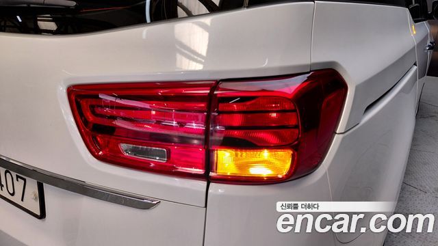 Kia Canival 11-Seater Deluxe — photo 1 of 28