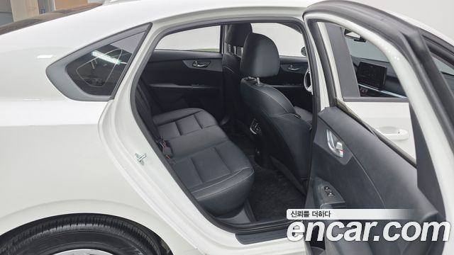 Kia K3 1.6 — photo 1 of 20