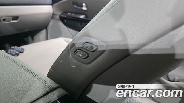 Kia Canival 9-Seater Prstige — photo 1 of 33