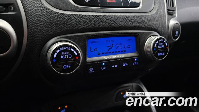 2009 Hyundai Tucson Diesel 2WD LX20, photograph 2