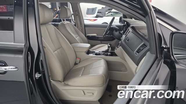 Kia Canival 9-Seater Noblesse — photo 1 of 31