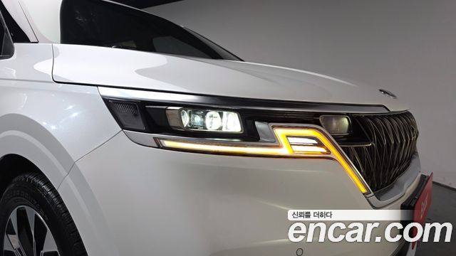 Kia Canival Diesel 9-Seater Signature — photo 1 of 40