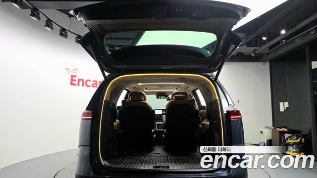 Kia Canival Gasoline 7-Seater Signature — photo 1 of 20